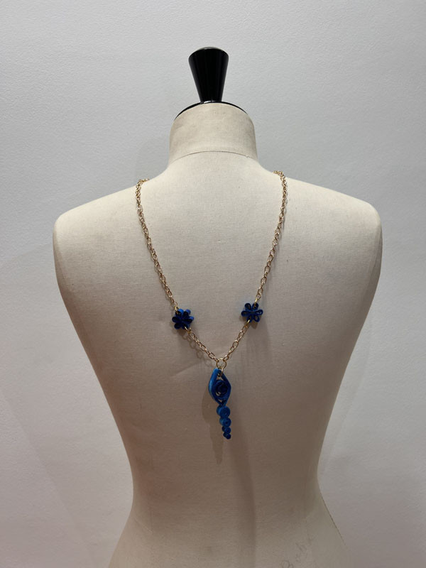 Collier bleu