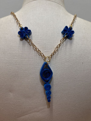 Collier bleu